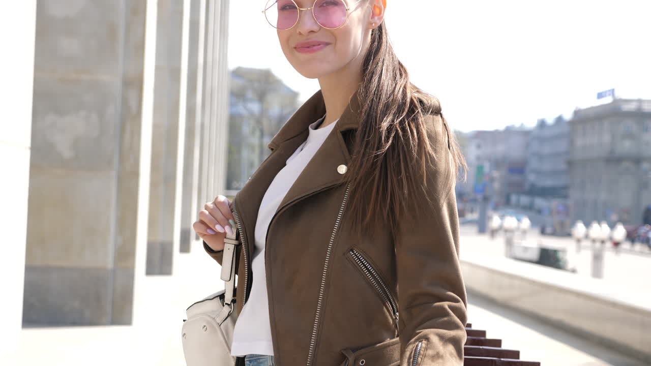 женщина в модном наряде.