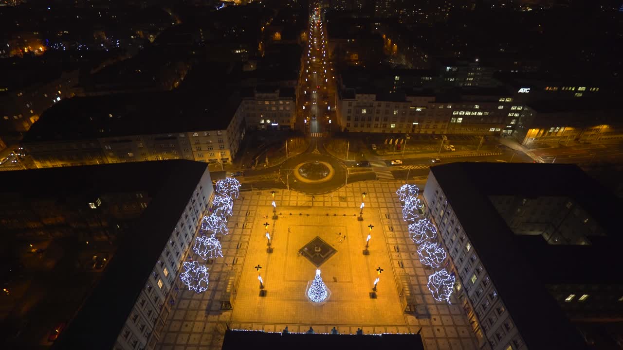 центр города острава с рождественскими украшениями ночью
