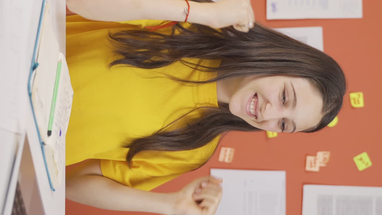 el video vertical de la niña experimenta alegría y se vuelve feliz.