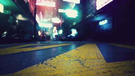 escena callejera de la ciudad nocturna con luces de neón