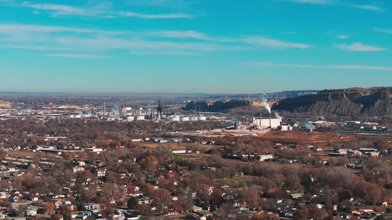 몬태나 주 빌링스의 산업용 석유 건물의 드론 항공 사진