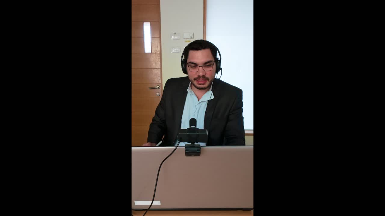 hombre de negocios en una llamada de video