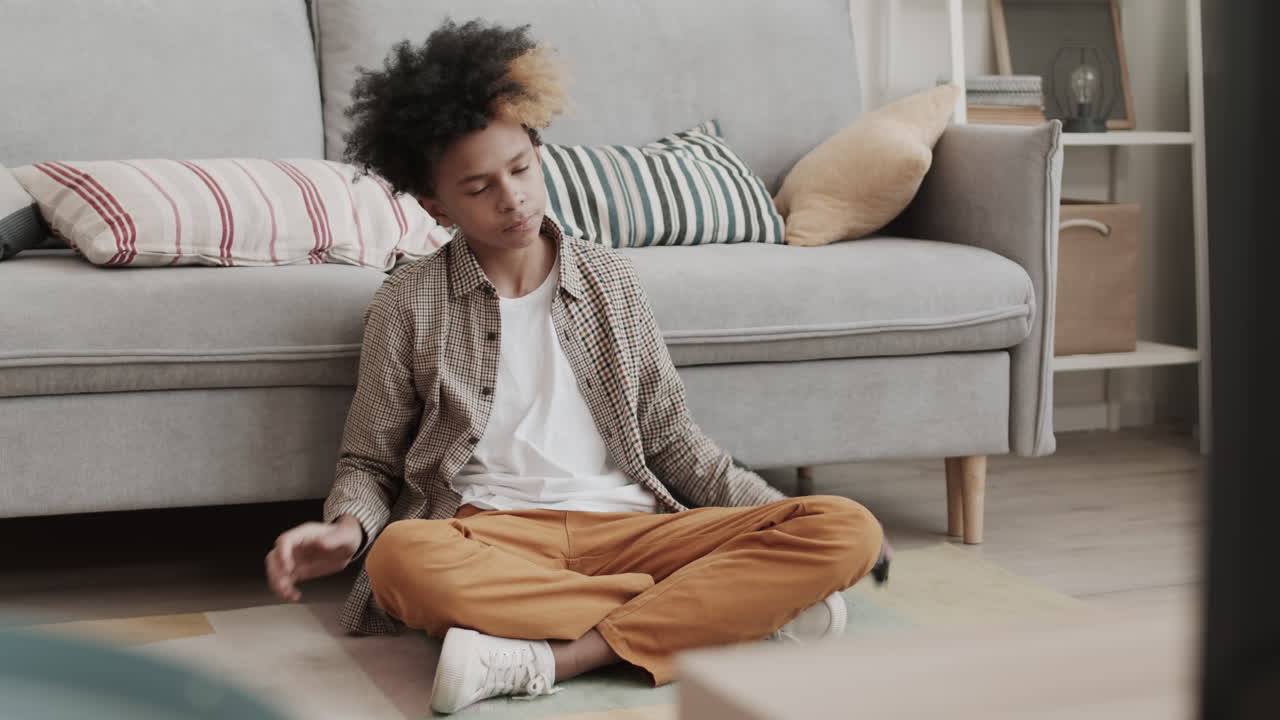 Ragazzo africano che perde a un videogioco