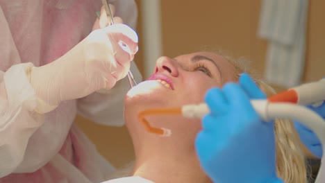 primer plano de una paciente en la clínica dental durante el tratamiento