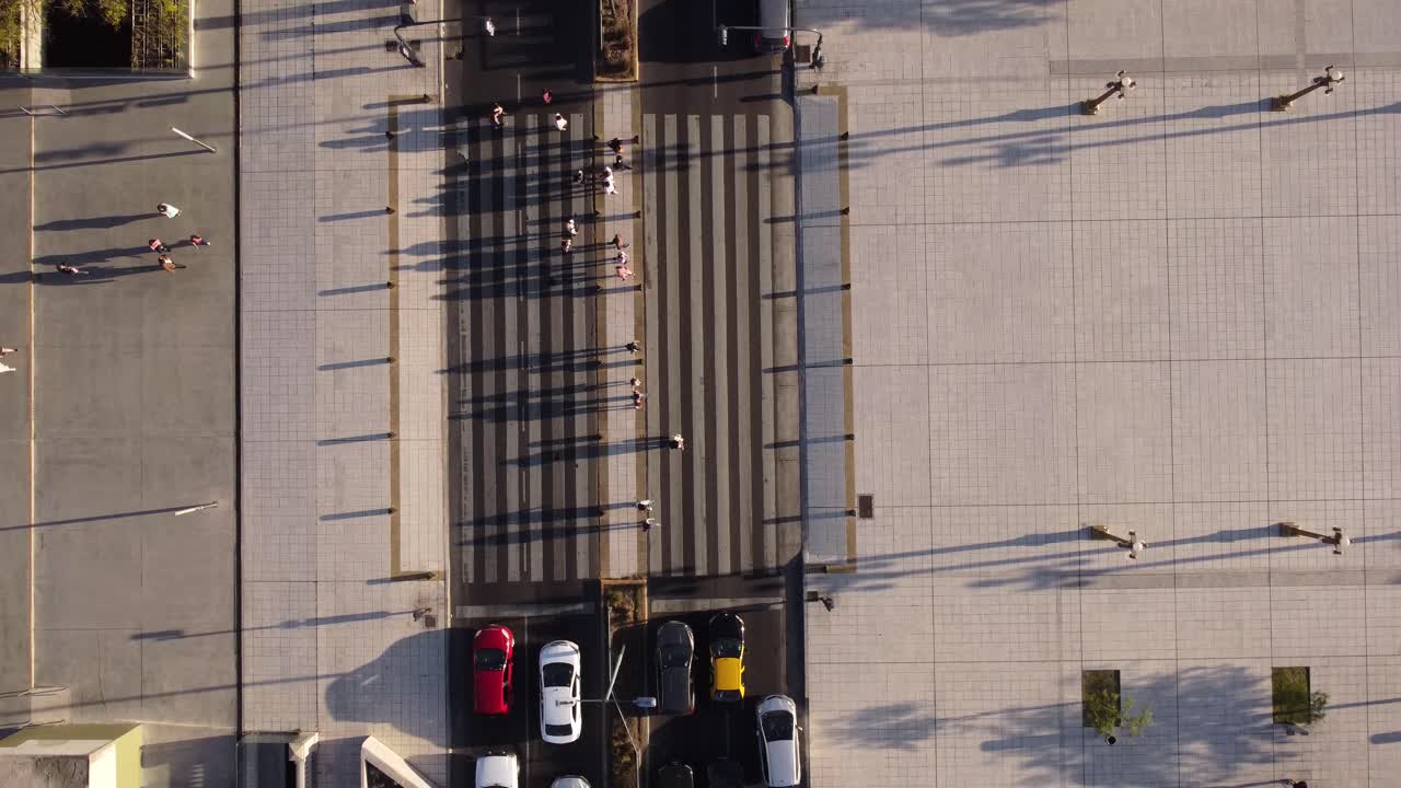 vista de pájaro de personas caminando por el paso de peatones en la ciudad de buenos aires, argentina