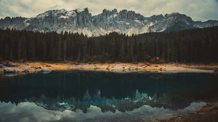 Zeitraffer vom Karersee, westliche Dolomiten, Italien