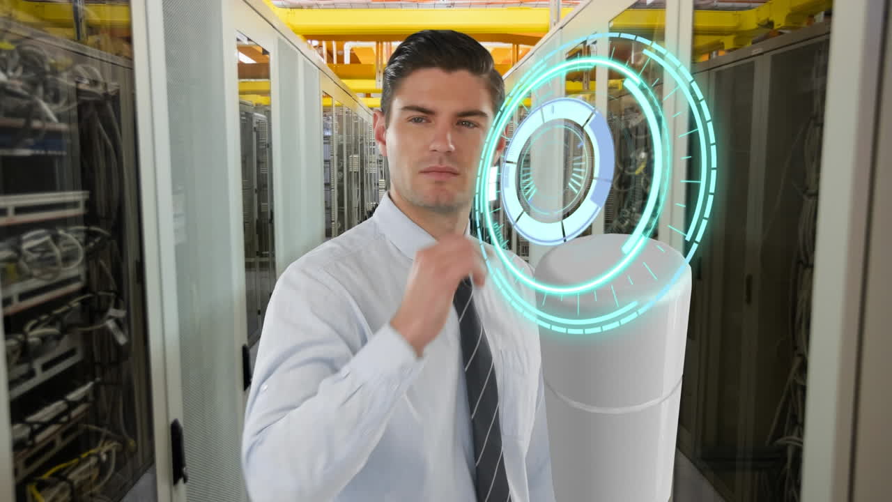 animación del escaneo de alcance sobre el hombre de negocios caucásico y la sala de servidores