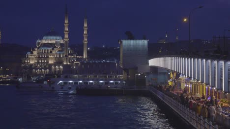 el puente de galata por la noche en estambul