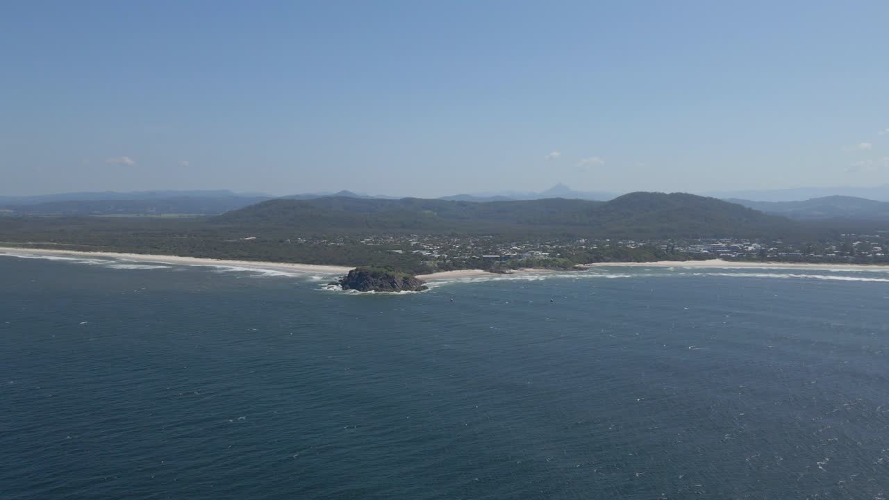 paisaje urbano de la playa de cabarita a lo largo de la costa del mar de coral en nueva gales del sur, australia