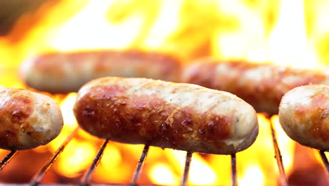 deliciosas salchichas jugosas, cocinadas en la parrilla con un fuego