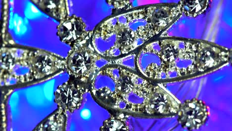 la corona de diamantes y plata del concurso de belleza
