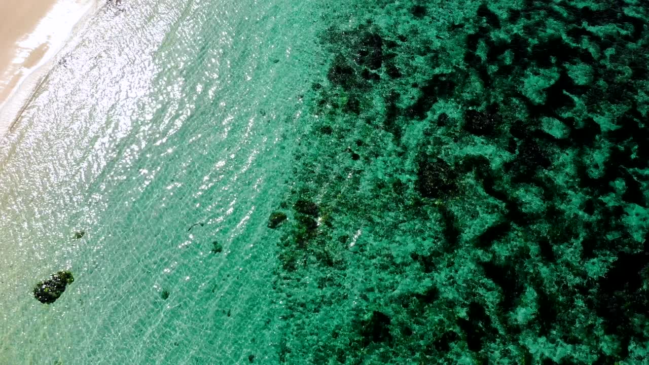 바리 의 푸른 바물 이 있는 열대 해변 의 공중 풍경