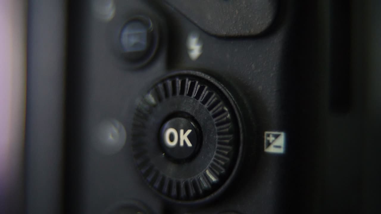 riprese macro di una fotocamera dslr, pulsanti di menu close up, illuminazione in studio, attrezzature fotografiche, rallentatore 120 fps, video full hd, movimento slide up