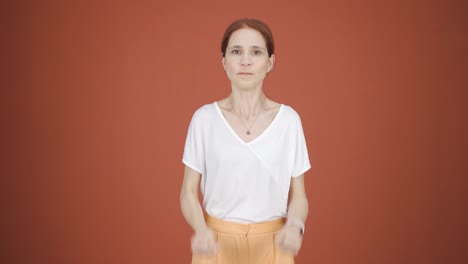 una mujer enojándose con la cámara.
