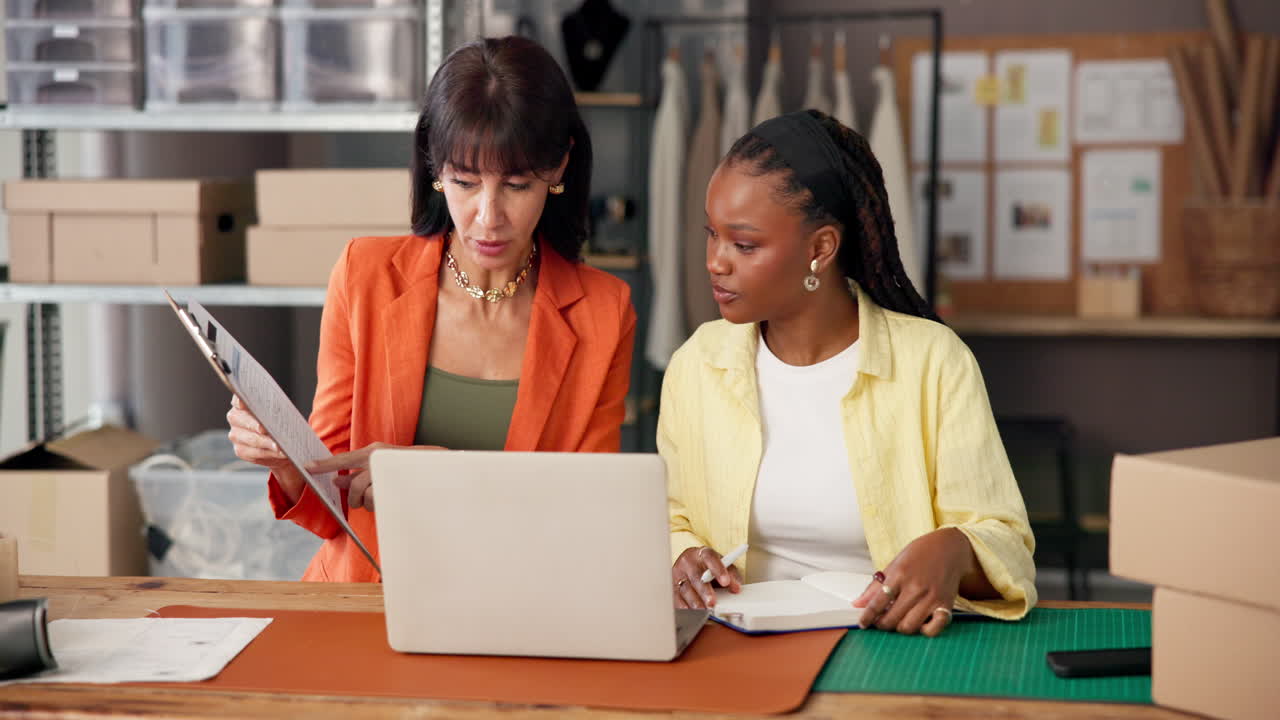 Due Diverse Donne d'Affari Collaborano su un Portatile in Ufficio