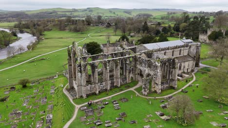 un drone aérien de près de l'abbaye de bolton, dans le yorkshire dales, au royaume-uni.