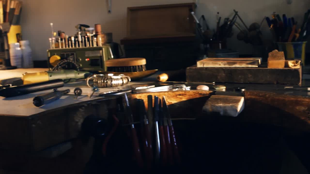 작업 벤치 에 있는 금공 의 작업 도구