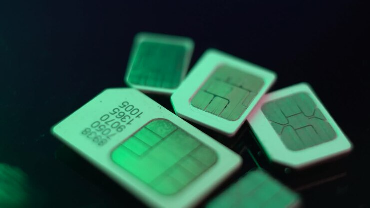 Schede SIM, primo piano di Marco, chip di reti mobili in diverse dimensioni