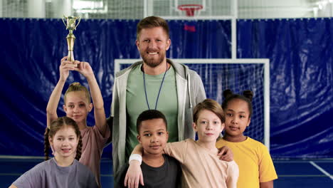 Basketball-team-posing