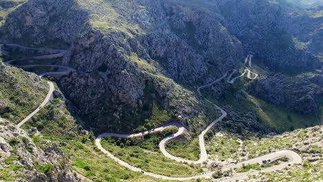 vista de un hermoso camino serpenteante en del reis, mallorca, españa