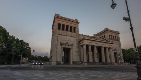 Munich-Königsplatz---Munich,-Alemania-Plaza-Del-Rey-De-Munich-Día-Esta-Noche-4k-Timelapse-De-Movimiento,-Inclinación-A-La-Derecha