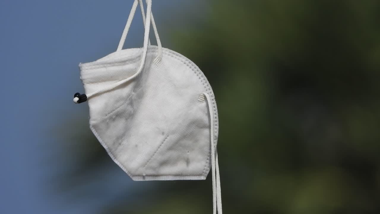 밧줄에 매달린 이 마스크를 종종 covid