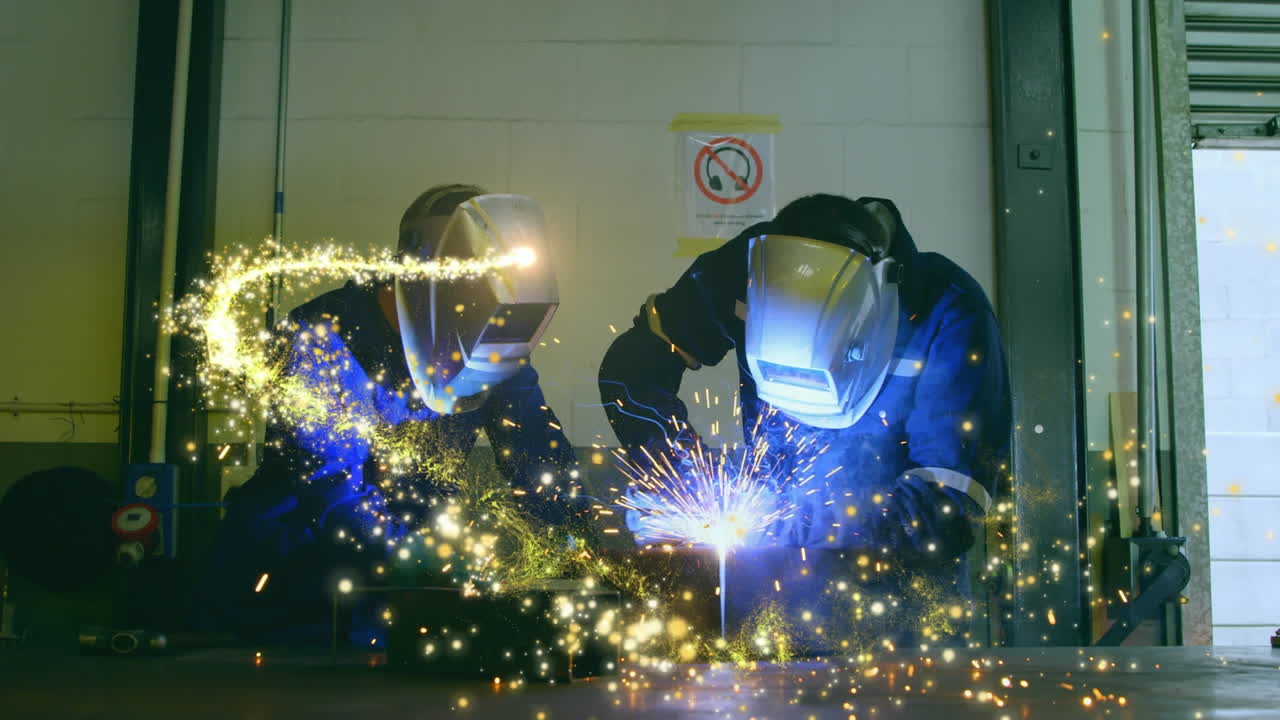 남성 엔지니어의 용접 위에 반 ⁇ 이는 떨어지는 별의 애니메이션