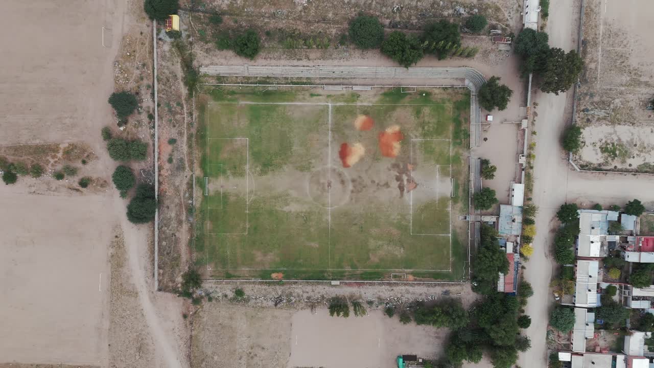 아르헨티나, 사우스 아메리카의 살타의 카파야테 마을에 있는 빈 축구장.
