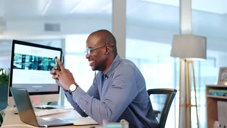 negocios, feliz y hombre negro escribiendo con el teléfono