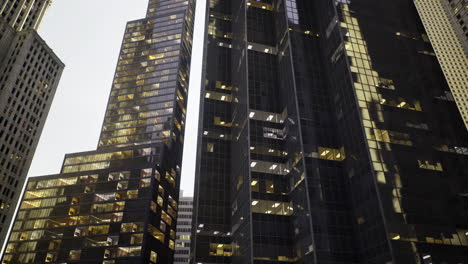 edificios urbanos modernos iluminados al anochecer en una ciudad bulliciosa