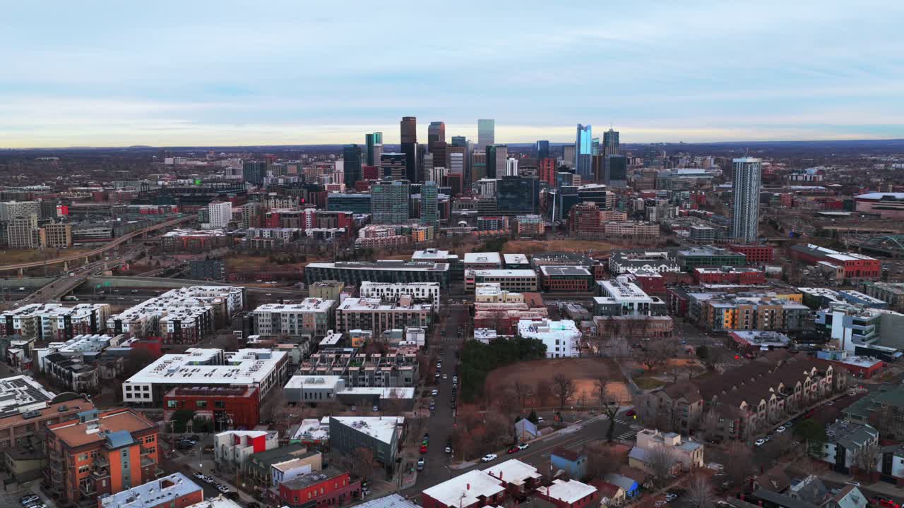 Centro de Denver, horizonte de Lodo, paisaje urbano, rascacielos, edificios, invierno, Colorado, vista aérea con dron, Highlands Park, cielo gris, atardecer, tarde, barrio, tráfico de la I25, coches, autopista, Front Range, movimiento ascendente