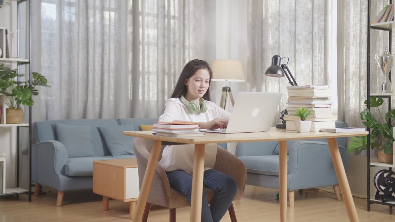 집에서 공부하는 십대 소녀