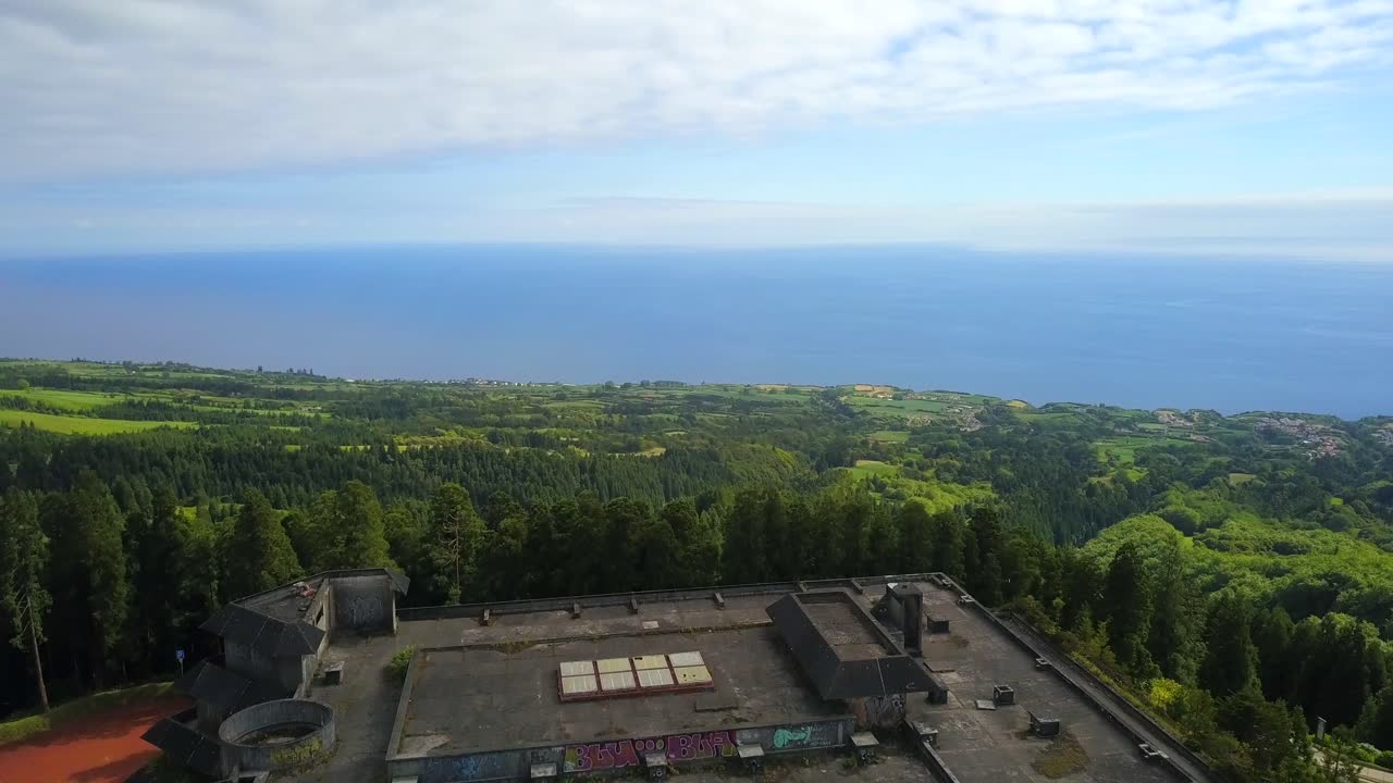 아조레스(azores) 사오 미구엘 섬(sao miguel island)에 있는 몬테 팰리스 버려진 호텔의 공중 전망