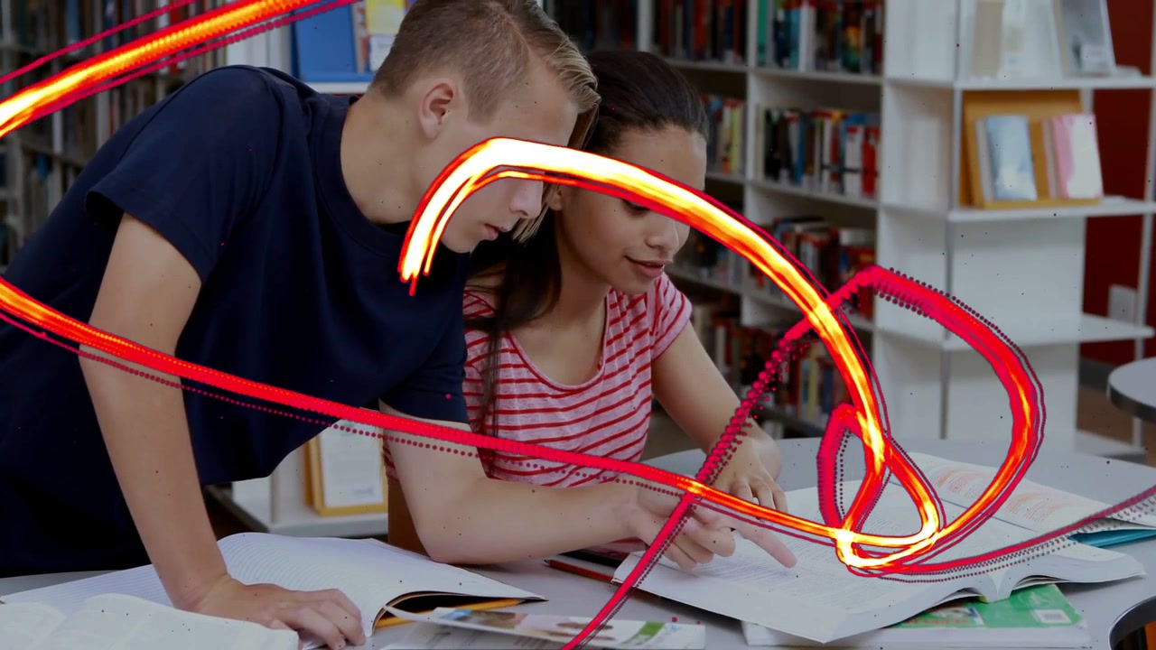 Video verticale: Ragazzo in blu scuro che indica e guida una ragazza in rosa che studia in biblioteca, con sovrapposizione che appare