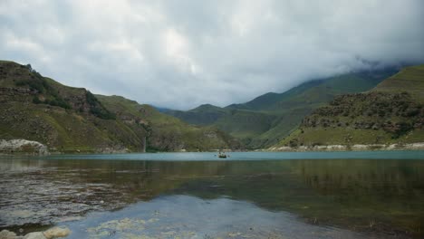 Paisaje de lago de montaña