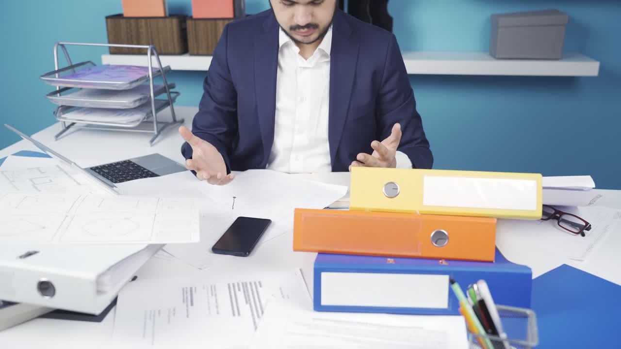 el empresario que tiene mucho trabajo que hacer en la oficina no le importa, no quiere hacerlo, juega en el teléfono.