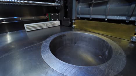 primer plano de un componente de una máquina industrial de metalurgia