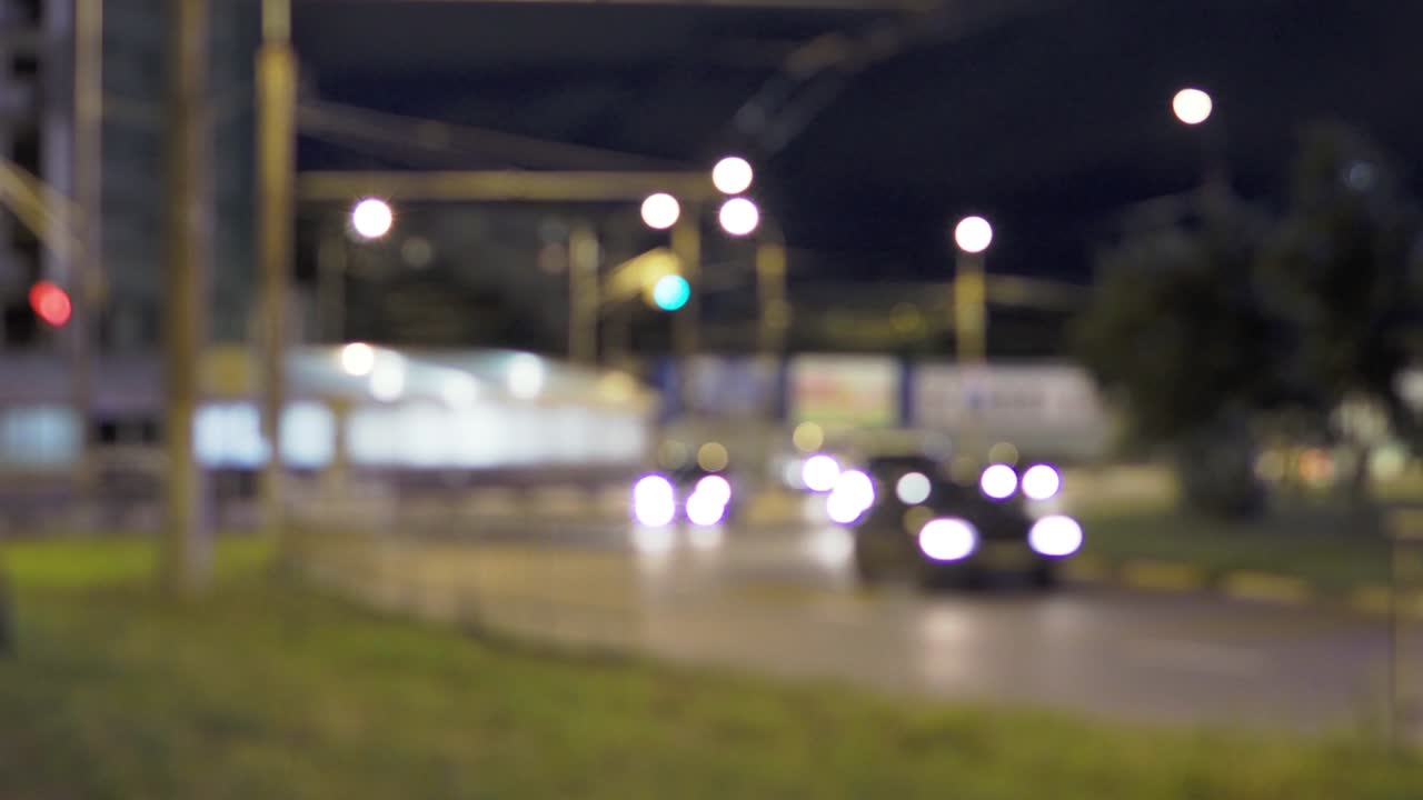 밤의 빛 속에서 도시의 교통이 흐릿해졌습니다.