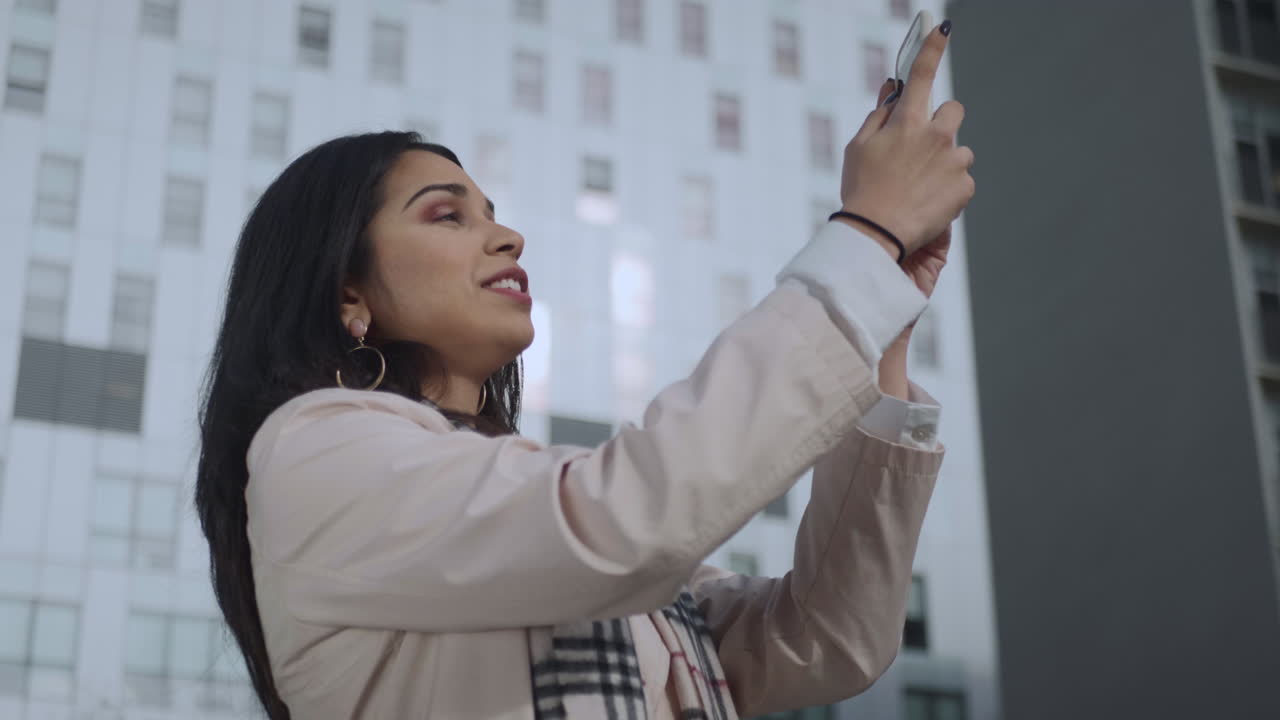 mujer de negocios usando un teléfono móvil para una llamada de video. empresario hablando por teléfono