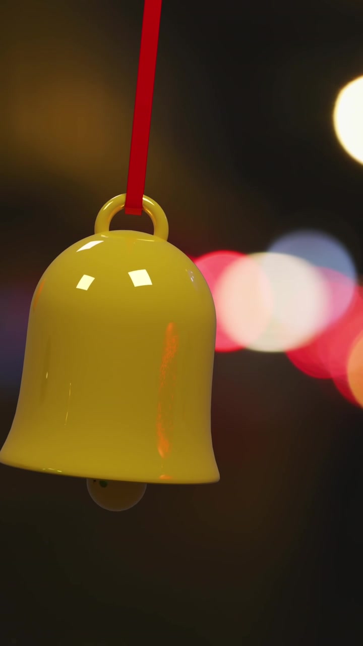 Palline di Natale colorate che oscillano su luci bokeh su sfondo scuro