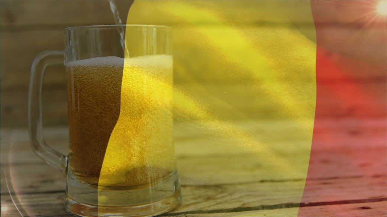 Eine dreifarbige Flagge beginnt zu wehen, gleitet über einen gläsernen Bierkrug, färbt die bernsteinfarbene Flüssigkeit und den aufsteigenden Schaum.