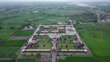 Vista-Aérea-De-Un-Impresionante-Palacio-En-El-Corazón-De-Los-Campos-De-Afganistán