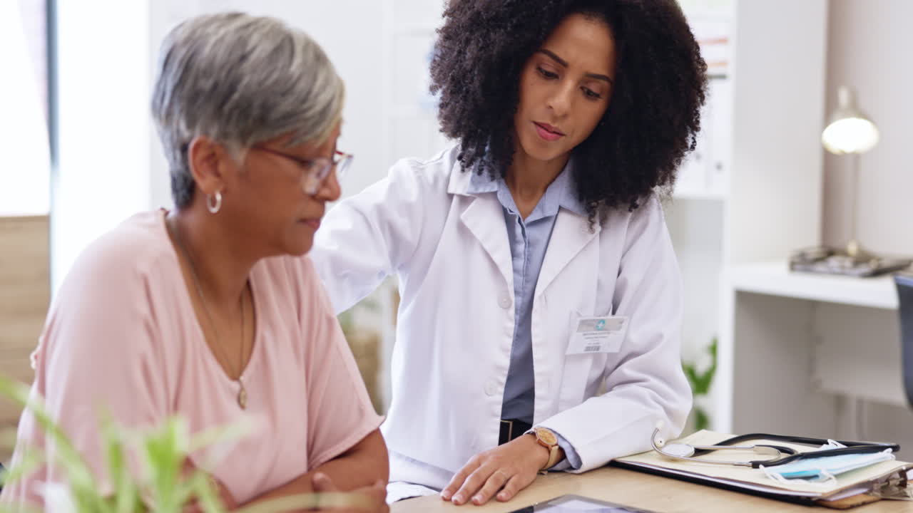 mujer mayor, médico de apoyo