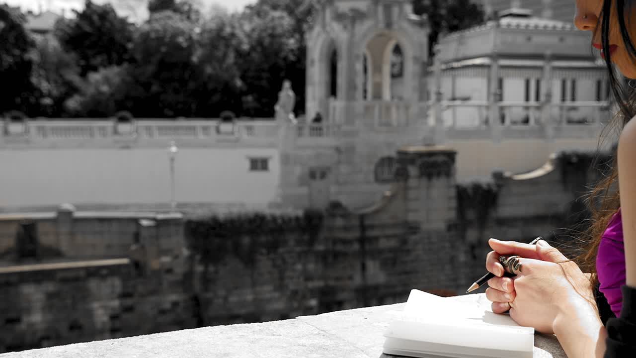 una chica bonita escribiendo notas en un cuaderno.
