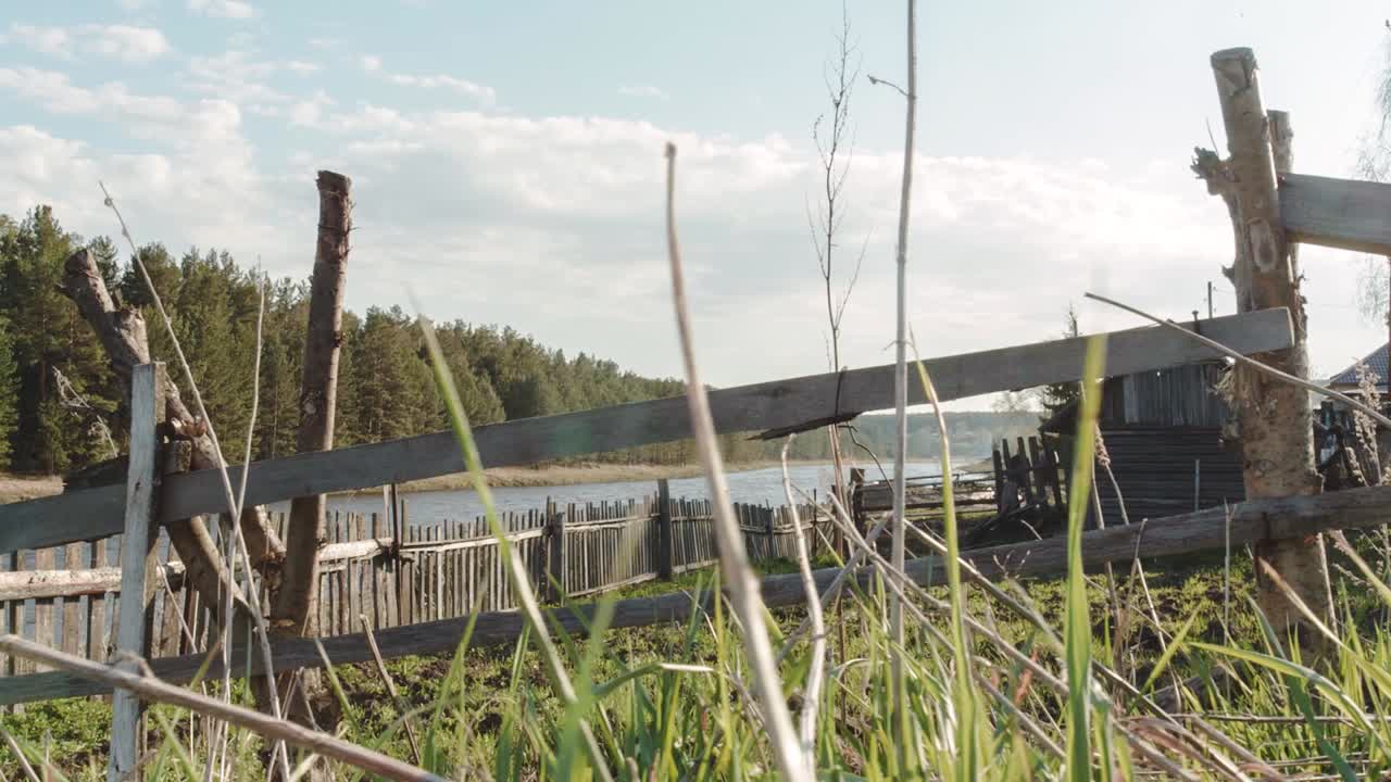 나무 울타리 와 강 을 가진 시골 풍경