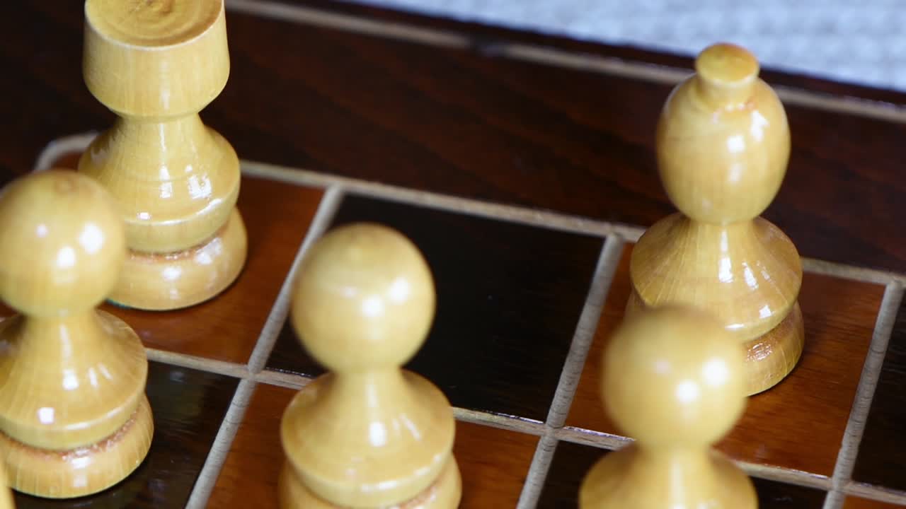 el caballero blanco se mueve en posición de ataque en el tablero de ajedrez.