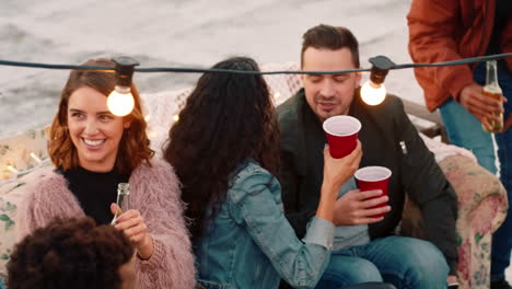amigos, cerveza y saludos en la fiesta en la azotea