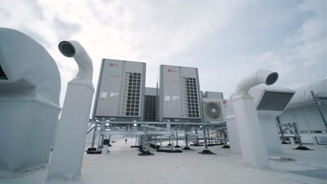 el sistema de aire acondicionado y ventilación de una gran instalación industrial se encuentra en el techo. incluye un aire acondicionado, escape de humo y ventilación.