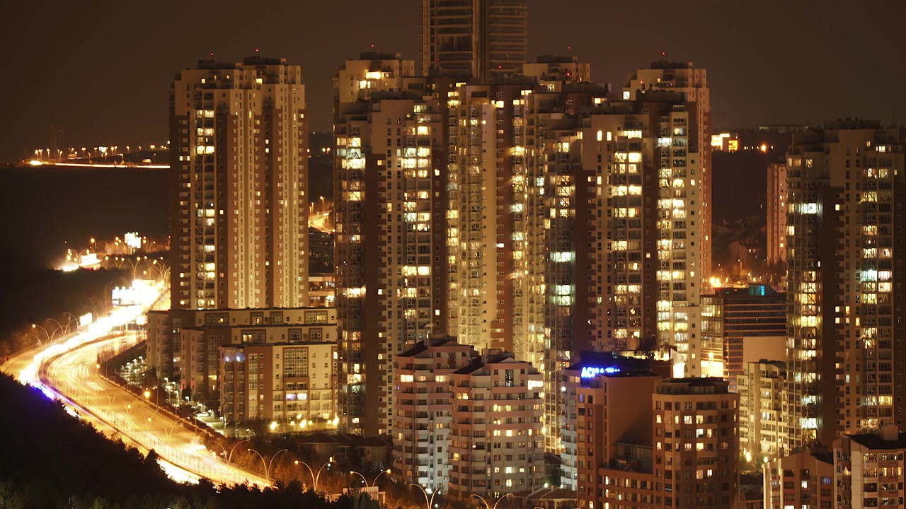 Time-lapse de Edifícios de Apartamentos Modernos e Tráfego Urbano à Noite