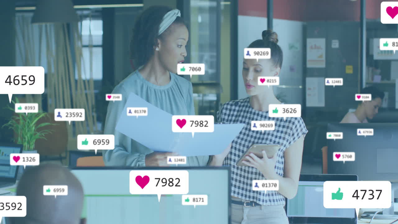 사무실에서 문서를 논의하는 두 여성에 대한 소셜 미디어 참여 애니메이션